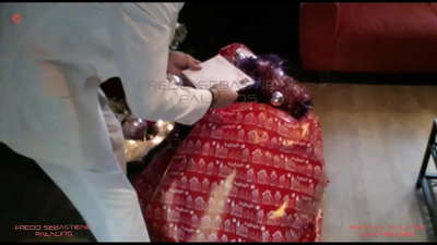 Mami, mora dhuratën time të Krishtlindjes, bjonde me flokë, mami kurvë me bythë të madhe, e çmendur për karin